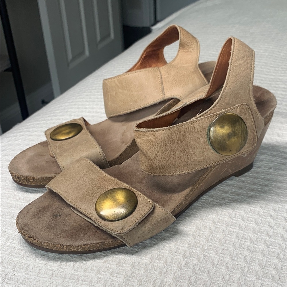 Taos Carousel sandals light tan with brass tone accents size EU39 US 8-8.5